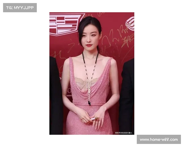 倪妮偶遇现身变化大：小腹隆起疑似怀孕，皮肤暗黄显老态(倪妮时尚大片风格多变夸张造型尽显高级感)